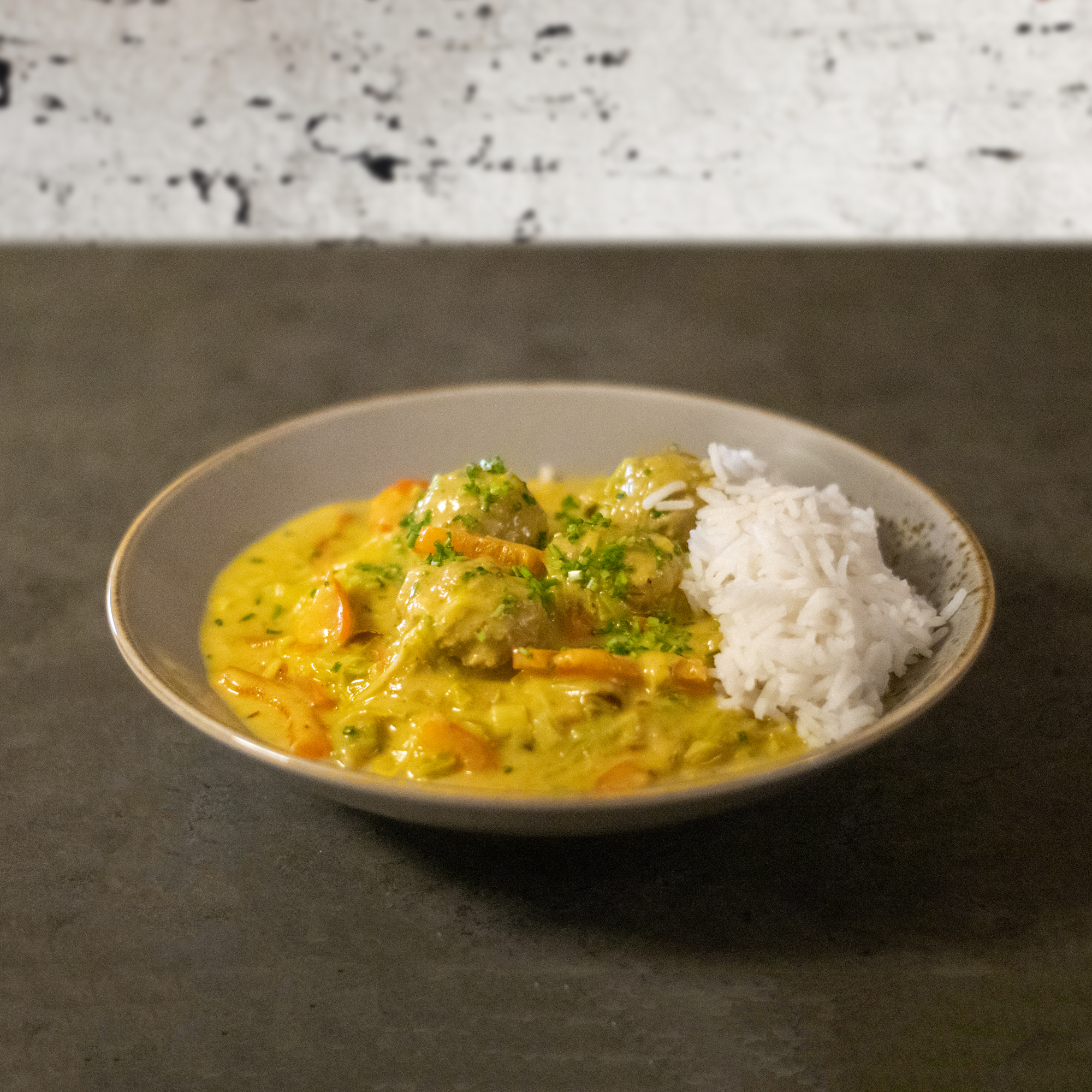 Curry-Hackbällchen mit Reis
